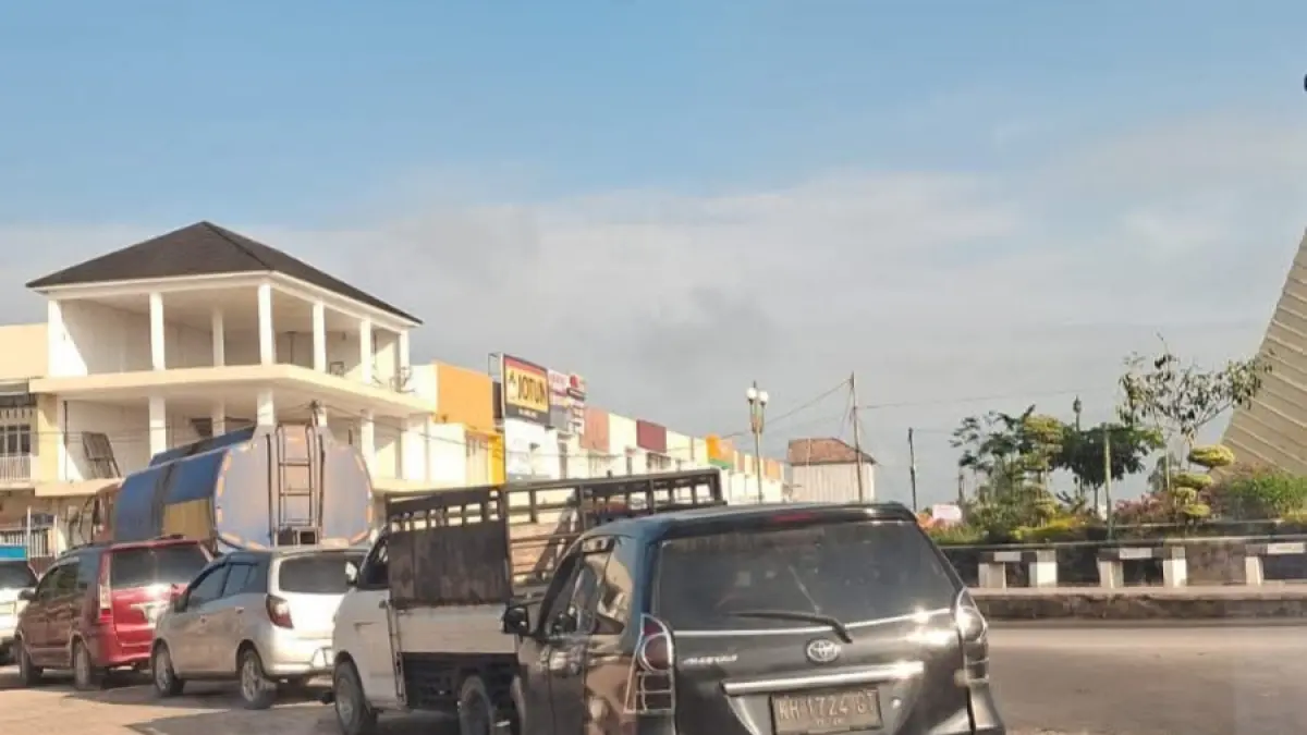 Kendaraan roda dua dan roda empat berburu BBM di sejumlah SPBU di Kota Pangkalan Bun, Kabupaten Kotawaringin Barat, Selasa 21 April 2026.   