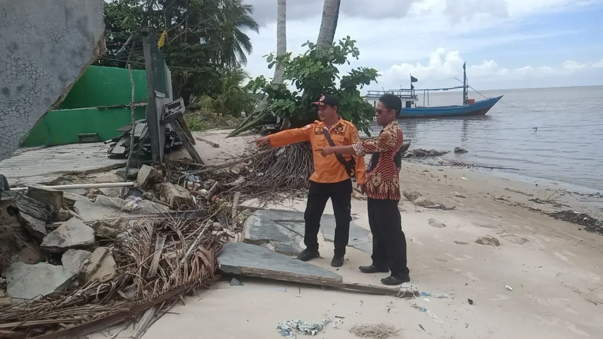 Kondisi rumah warga di Desa Keraya Kecamatan Kumai, Kabupaten Kotawaringin Barat, rusak berat akibat diterjang gelombang pasang, belum lama ini. (ist) 