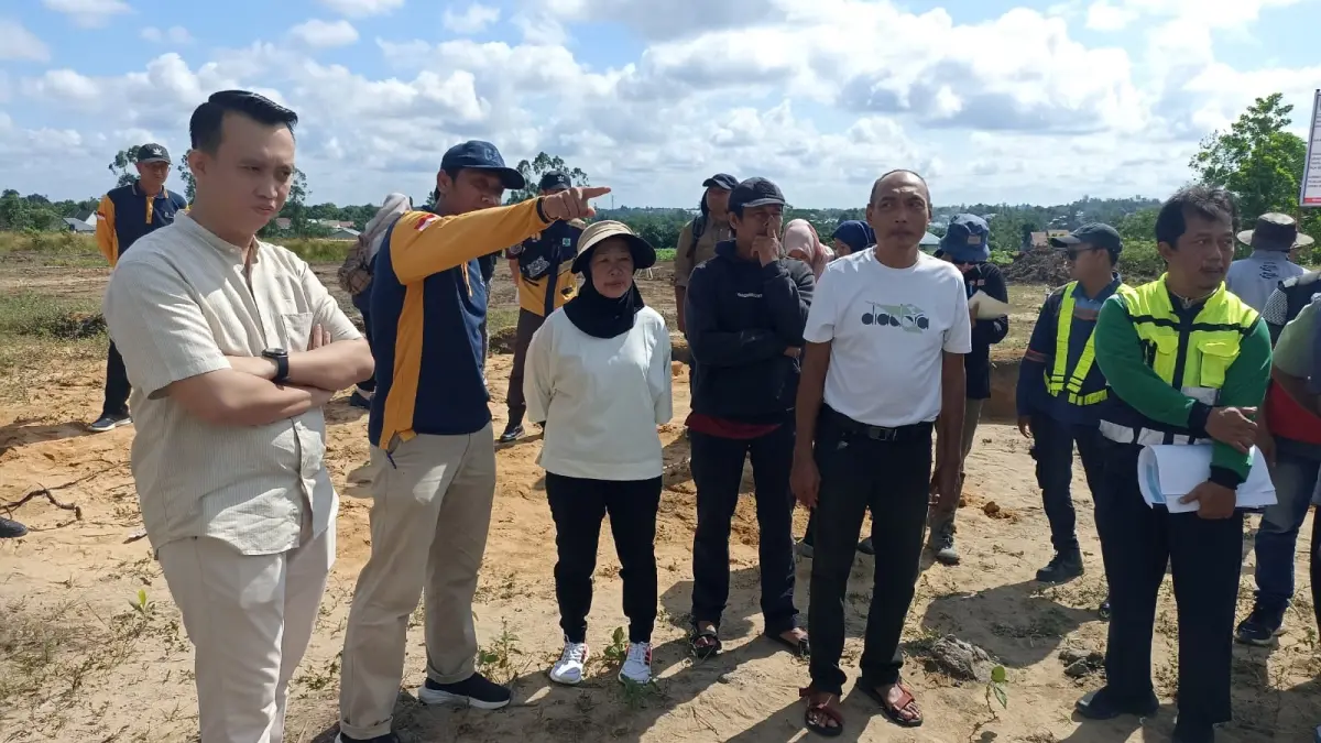M Isro Wahyudin meninjau lokasi bersama Ketua KONI Kotawaringin Barat. (SYAMSUDIN/RADAR SAMPIT) 