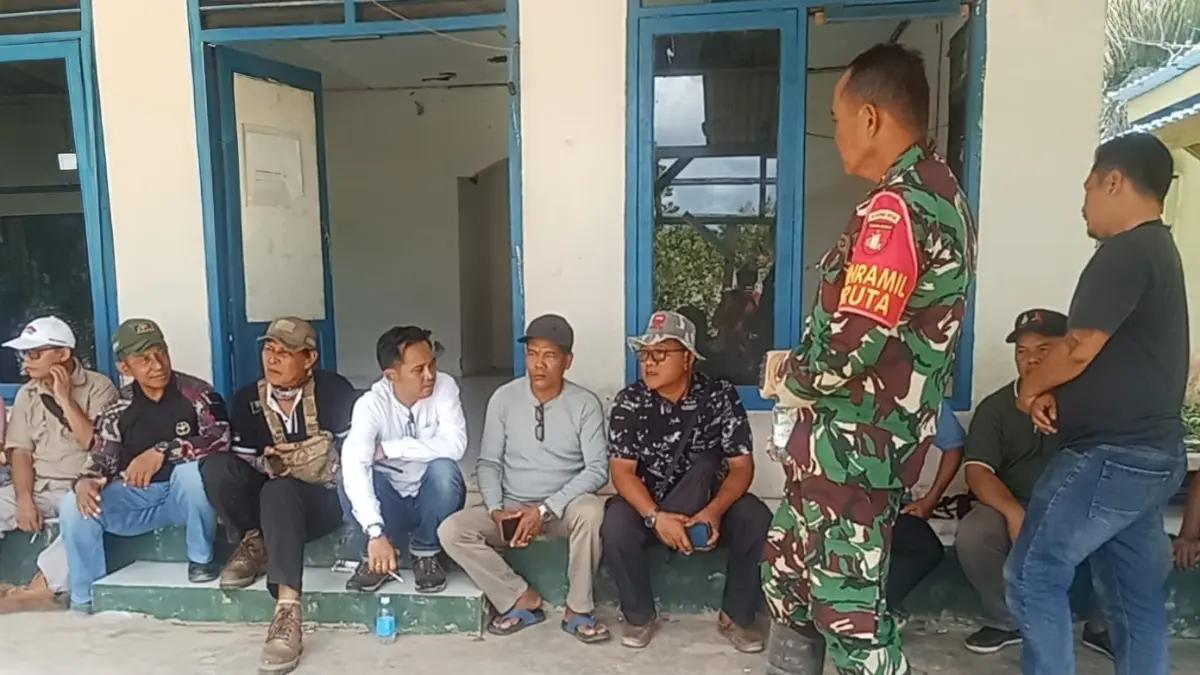 Manager Humas PT AJP, Kosim Hidayat (Topi Loreng) saat bersama sejumlah warga di kawasan kebun yang dikelola PT AJP