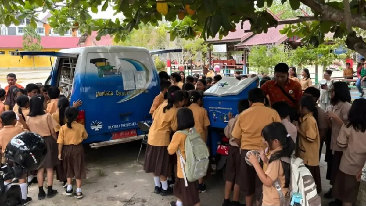 Mobil dan motor perpustakaan keliling saat menyambangi SDN 3 Tampang Tumbang Anjir, belum lama ini. (DINAS PERPUSTAKAAN DAN KEARSIPAN GUNUNG MAS)  &nbsp;