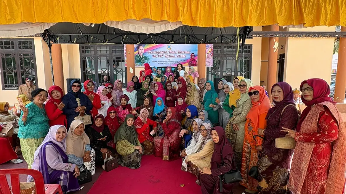 Para anggota Kerta Wredatama Kotim tampil anggun dalam balutan kebaya ketika turut memperingati Hari Kartini, Selasa (21/4).(yuni/radarsampit)