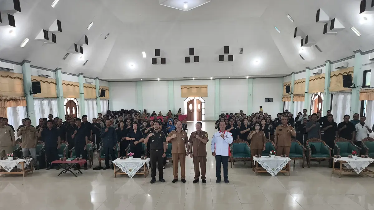 Para peserta sosialisasi pembentukan organisasi abpednas saat berfoto bersama dengan sejumlah pihak terkait, di GPU Damang Batu, Senin (20/4). (ARHAM SAID/RADAR SAMPIT)