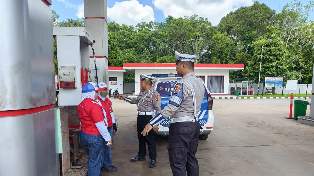 PATROLI : Polantas Polres Kotim memantau aktivitas SPBU di Kecamatan Kota Besi, baru-baru tadi. FOTO: POLRES KOTIM/RADAR SAMPIT
