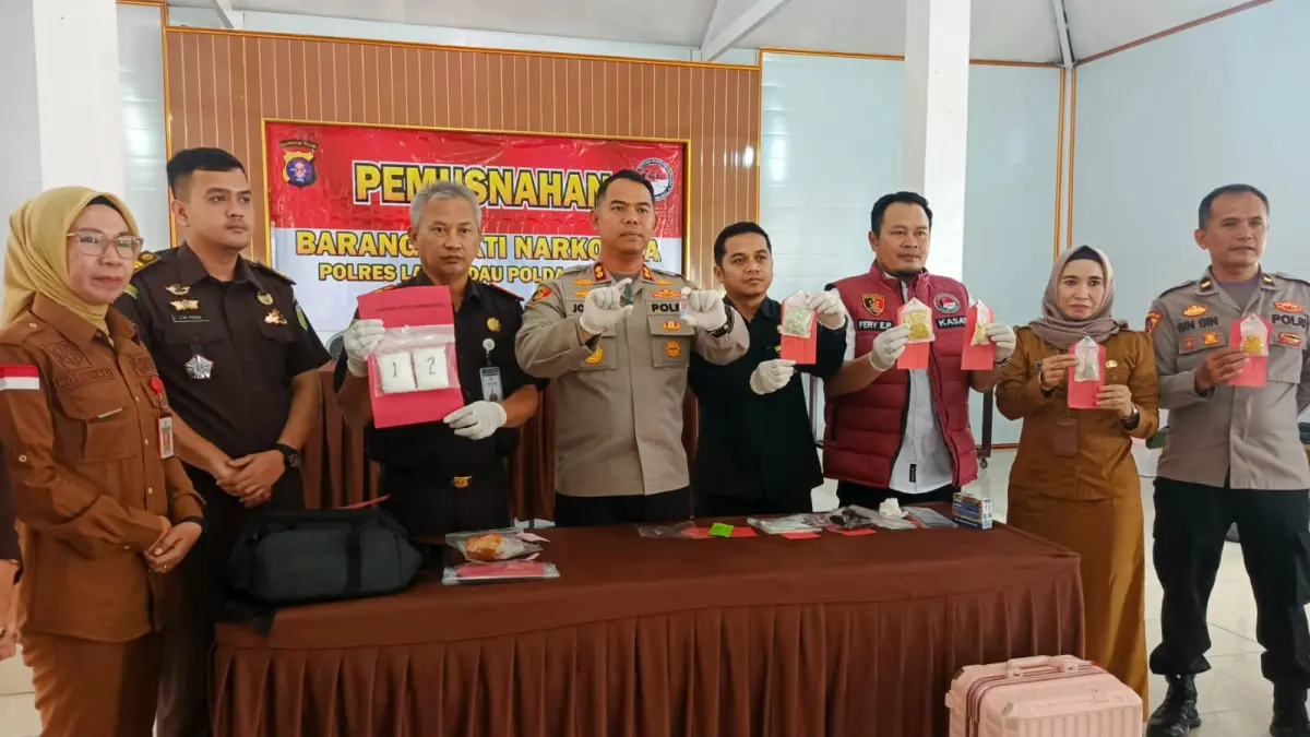 Polres Lamandau saat penunjukkan cartridge rokok elektrik (vape) yang isinya dicampur cairan (liquid) ilegal. (Ria Mekar)