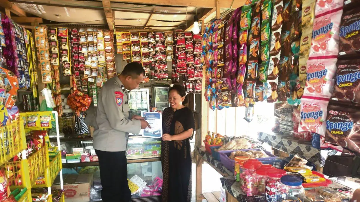 SAMBANG WARGA : Bhabinkamtibmas Kelurahan Tanjung Pinang, Aipda Rohim menyambangi pemukiman masyarakat di wilayah binaannya, Selasa (21/4/2026). FOTO: DODI/RADAR SAMPIT