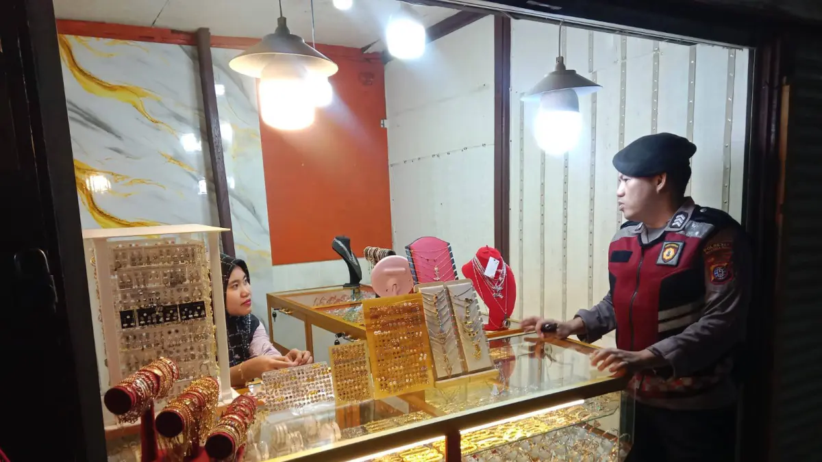 Satsamapta Polresta Palangka Raya saat menggencarkan patroli di kawasan komplek pertokoan emas dan perhiasan Pasar Besar, Selasa (21/4).(dodi/radarsampit)