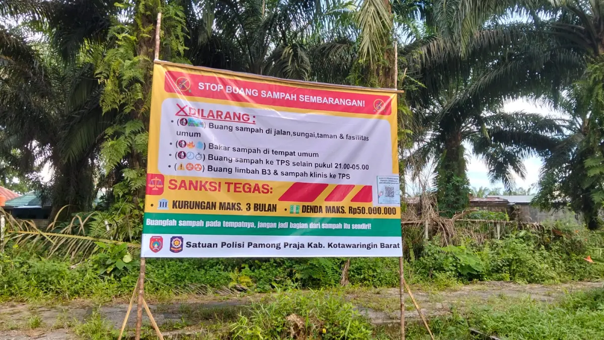 Spanduk berisi imbauan dan sanksi bagi pelaku pembuang sampah sembarangan yang dipasang di Jalan Samari, pertigaan Jalan Bhayangkara, Madurejo, Kabupaten Kotawaringin Barat, belum lama ini. (SATPOL PP Kobar)
