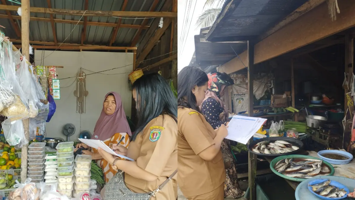 Tim Pengembangan Perdagangan Dinas Koperasi, UKM dan &nbsp;Perdagangan Kabupaten Katingan saat melakukan pemantauan harga di pasar. (Yuswanto/Radar Sampit)