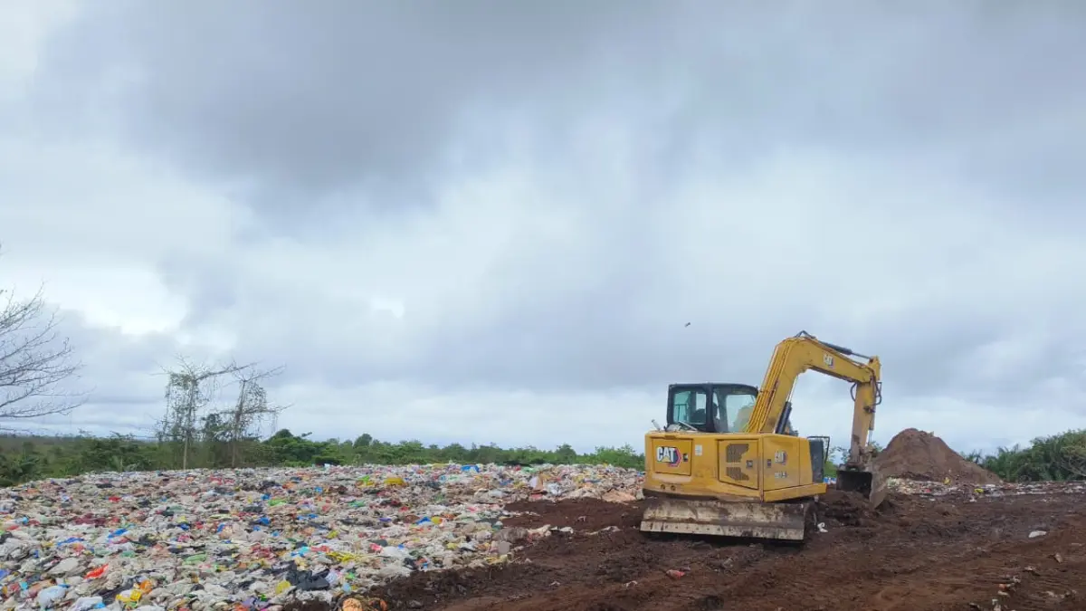 Aktivitas pengelolaan sampah di TPA Sampit, Kabupaten Kotim.  (Akbar/Radar Sampit)
