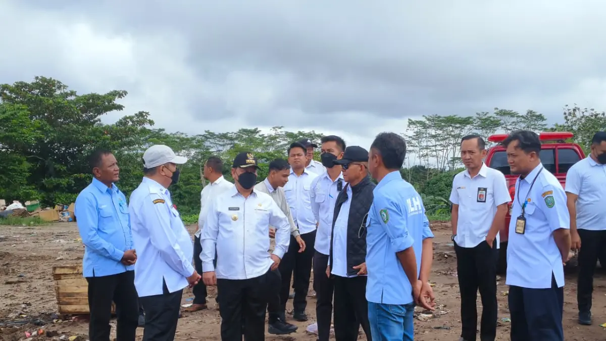 Bupati Kabupaten Kotim Halikinnor didampingi Kepala DLH Kotim, Marjuki saat meninjau kondisi Sampah di TPA, Rabu (22/4).  (Akbar/Radar Sampit)