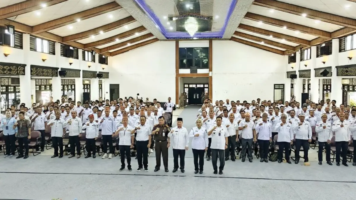 FOTO BERSAMA: Bupati Kotim Halikinnor berfoto bersama disela-sela kegiatan pembinaan pengelolaan keuangan desa, Rabu (22/4/2026). FOTO: YUNI/RADAR SAMPIT 