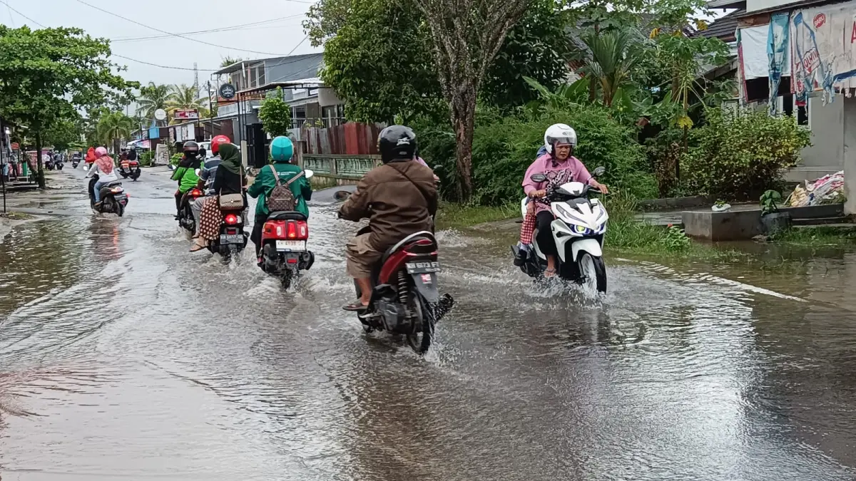 Genangan air setelah hujan deras di Jalan Walter Condrat, Kecamatan Baamang, cukup menghambat aktivitas dan kelancaran lalu lintas, Rabu (22/4/2026). (Usay Nor Rahmad/Radar Sampit)&nbsp;