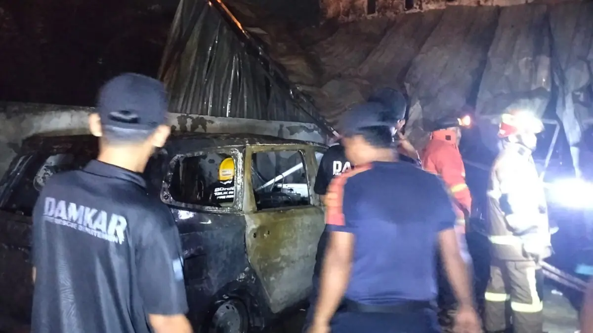 KEBAKARAN : Warga di Jalan RTA Milono Km 3,5, Kelurahan Menteng, Kecamatan Jekan Raya geger karena kios milik Lukito terbakar, Rabu dini hari (22/4/2026) sekitar pukul 01.41 WIB. (Damkar/Radar Sampit)