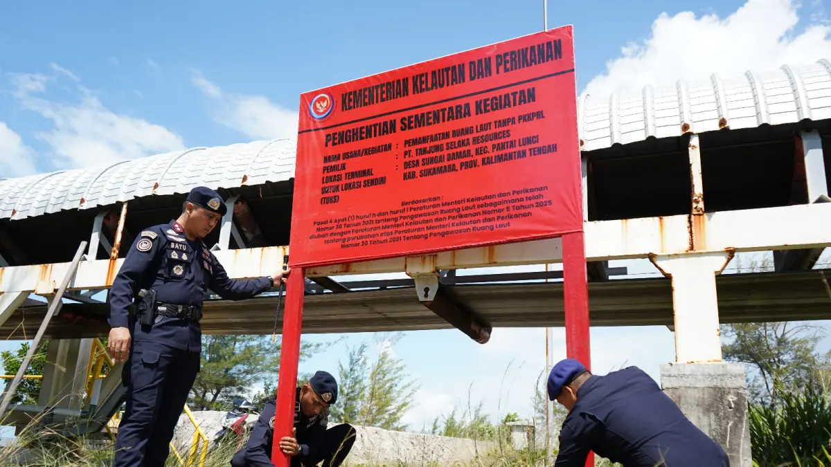 Kepala Stasiun PSDKP Pontianak, Bayu Yuniarto Suharto memasang garis pengawasan Polsus PWP3K sebagai tanda penghentian sementara aktivitas TUKS milik PT TSR di Sukamara, Selasa (21/4). (HUMAS STASIUN PSDKP PONTIANAK/RADAR SAMPIT).