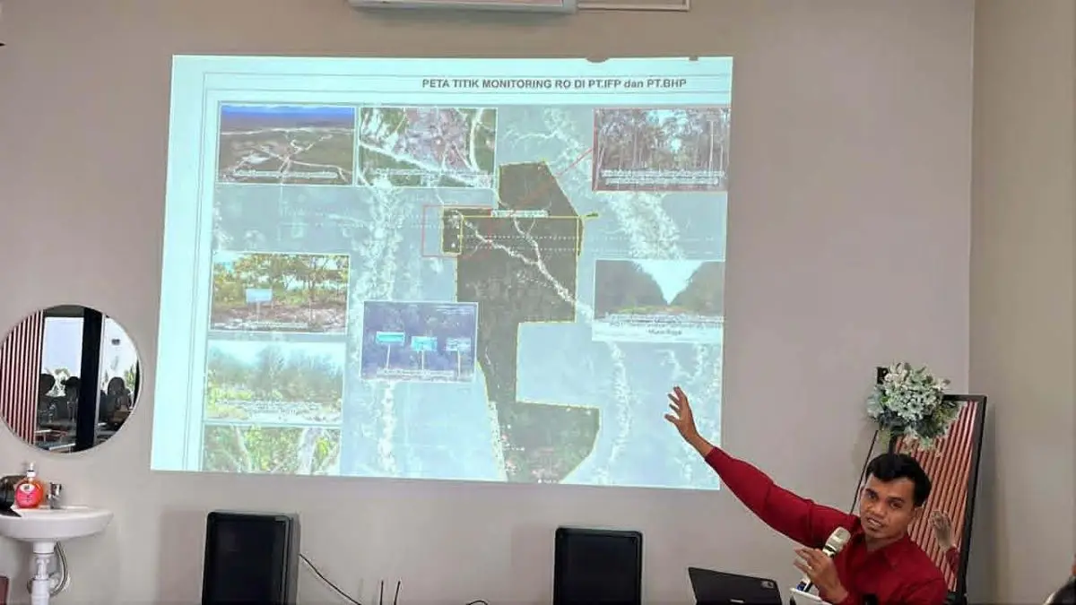 PAPARAN: Direktur Save Our Borneo, Habibi, membeberkan laju deforestasi Kalteng yang mencapai hampir 480 ribu hektare dalam empat tahun terakhir, Rabu (22/4). FOTO: DODI RADAR SAMPIT