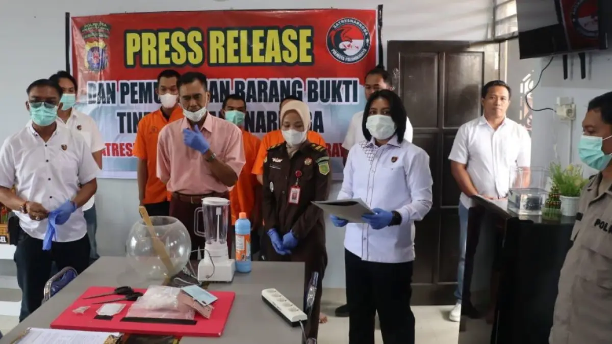 PEMUSNAHAN: Satresnarkoba Polresta Palangka Raya memusnahkan barang bukti sabu dan obat daftar G dari dua perkara narkotika dan kesehatan dengan cara diblender, Rabu (22/4/2026). FOTO: IST/RADAR SAMPIT