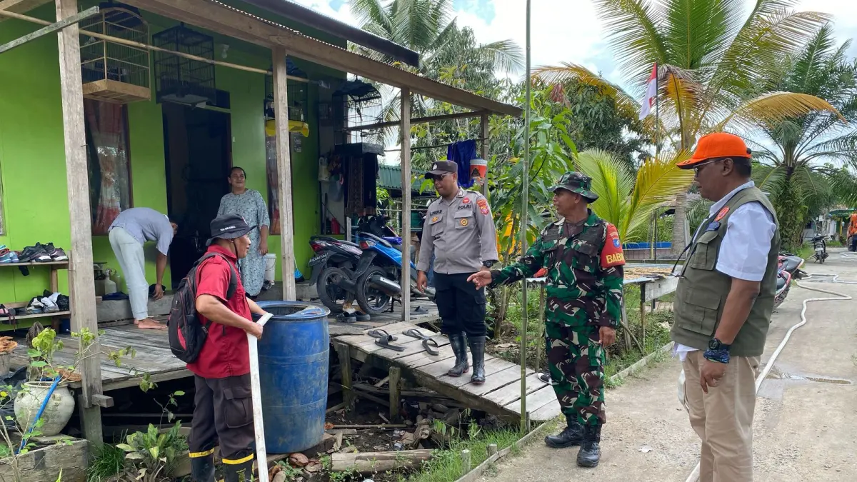 Penyaluran air bersih di Desa Bagendang Permai oleh BPBD Kotim, beberapa waktu lalu.  (Dok : BPBD Kotim)