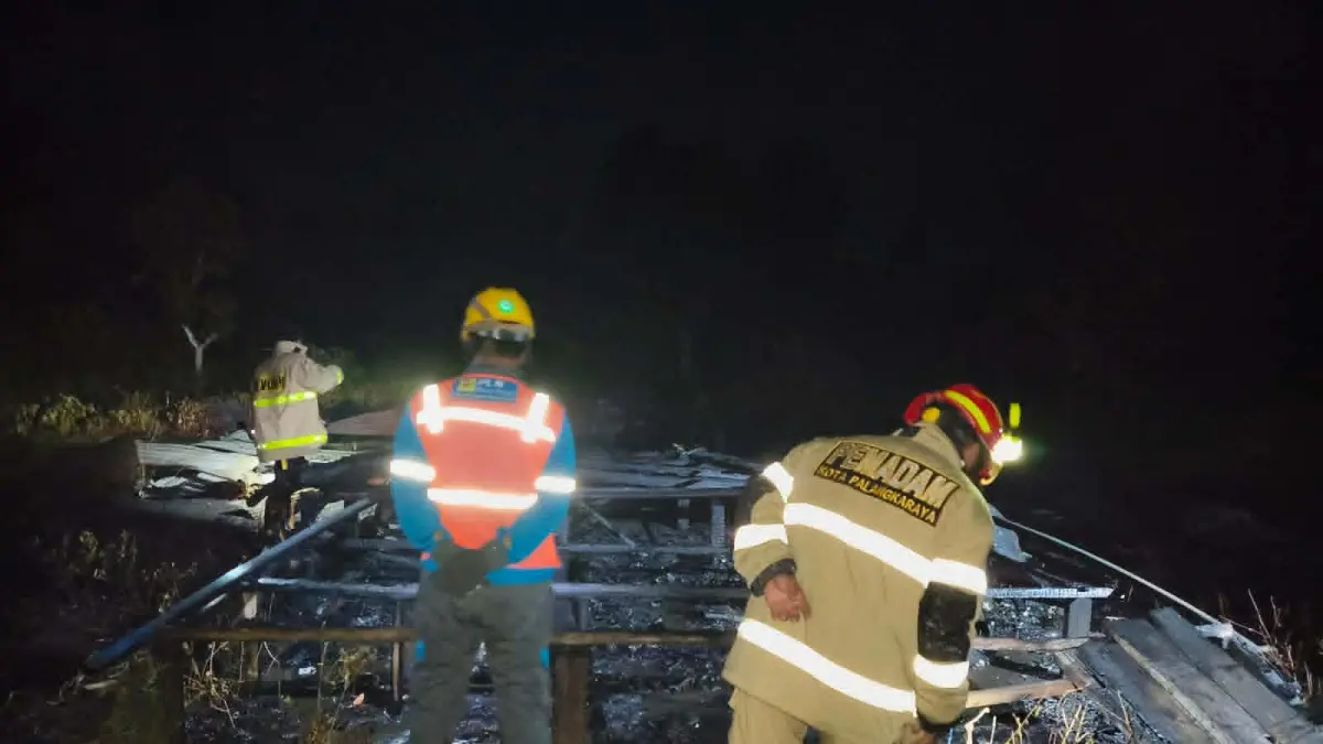 Puing-puing satu unit rumah papan panggung yang tak dihuni setelah hangus terbakar, di Jalan Wardi Ambung, RT 05 RW 04, Kelurahan Bukit Tunggal, Kecamatan Jekan Raya, Palangka Raya.(istimewa)