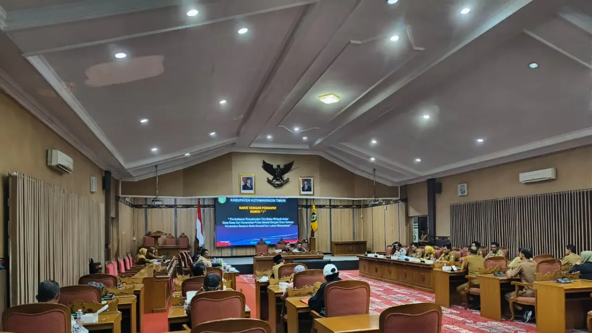 RDP terkait penyelesaian tata batas wilayah antara Desa Rawa Sari, Kecamatan Pulau Hanaut, dan Desa Ganepo, Kecamatan Seranau, Senin (20/4).  (Akbar/Radar Sampit)