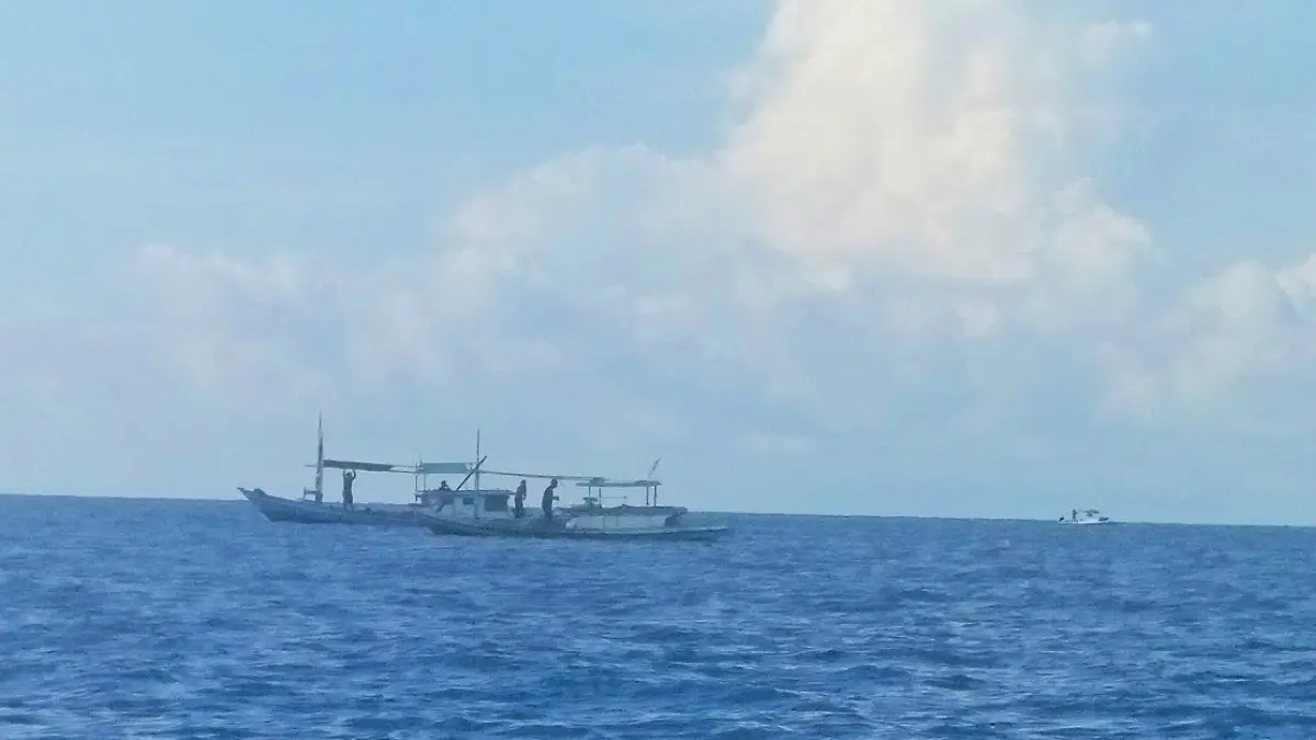 Sejumlah perahu nelayan sedang menebar jaring udang di laut Pantai Lunci, Sukamara. (fauziannur/radar sampit) 