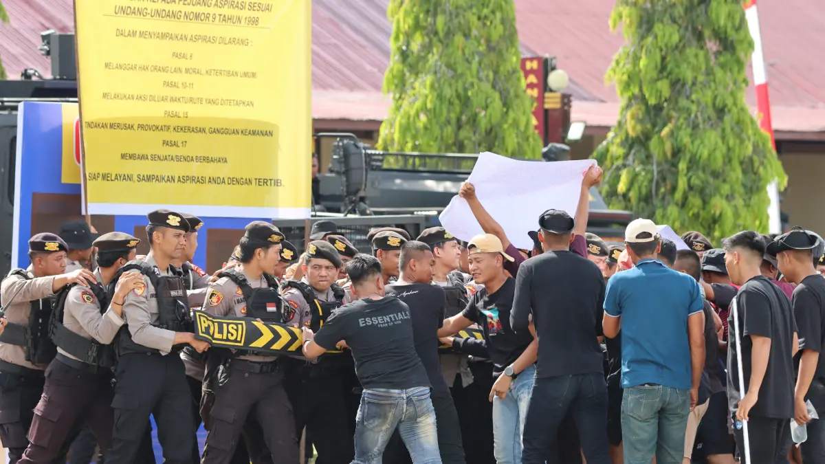 SIMULASI: Polda Kalteng saat simulasi penanganan demo may day. (Dodi/Radar Sampit)