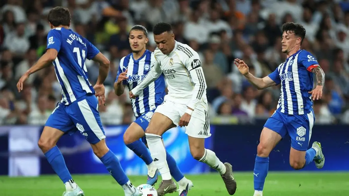 Striker Real Madrid Kylian Mbappe saat dikepung pemain Alaves, Rabu (22/4) dini hari.(net)