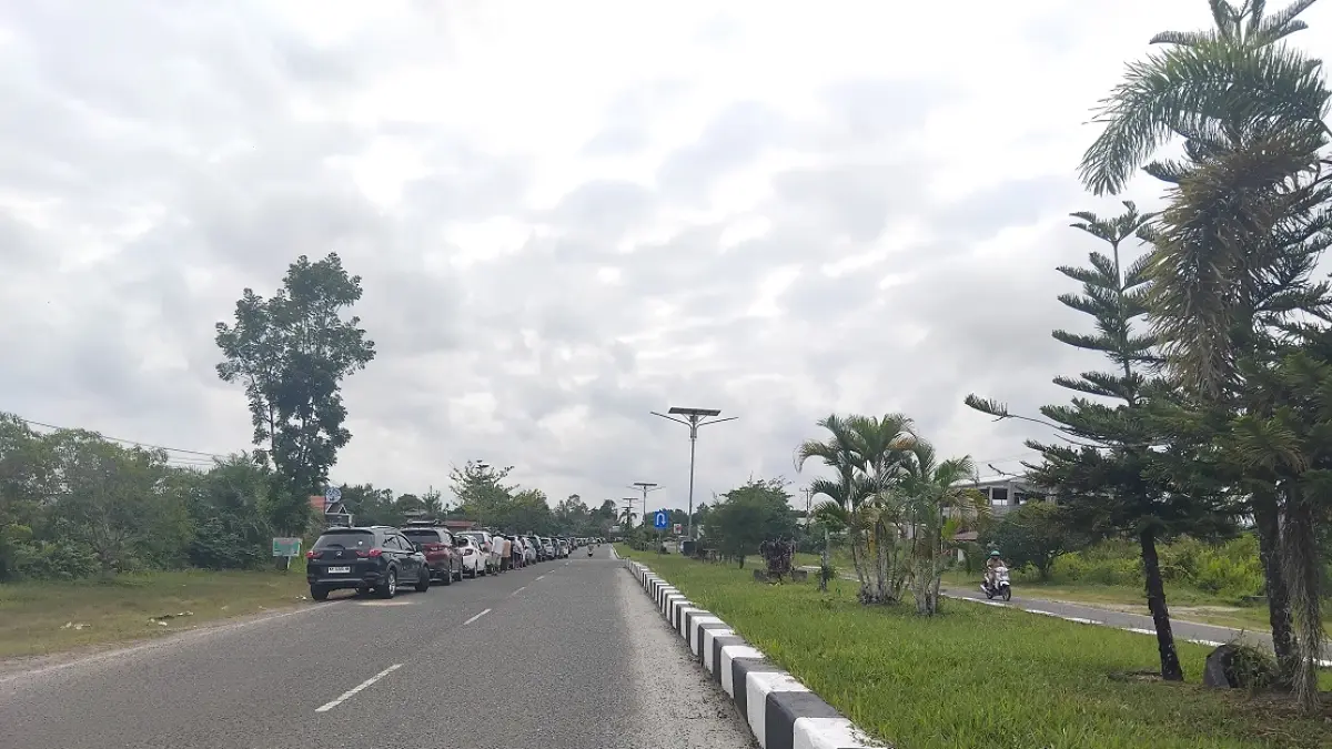 Suasana antrean panjang kendaraan roda empat untuk mendapat BBM, di SPBU Kuala Kurun, Selasa (21/4). (ARHAM SAID/RADAR SAMPIT)