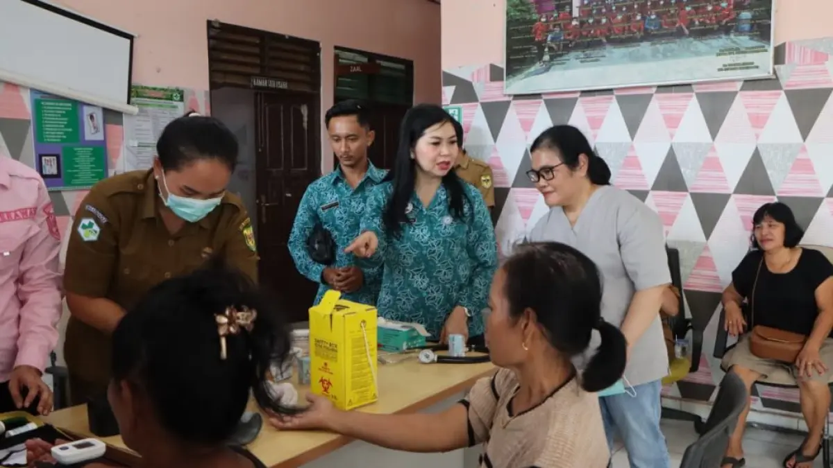Suasana pelayanan pemeriksaan kesehatan gratis kepada warga di Kelurahan Sepang Simin, Kecamatan Sepang, Senin (20/4). (DISKOMINFO SANTIK GUMAS) 