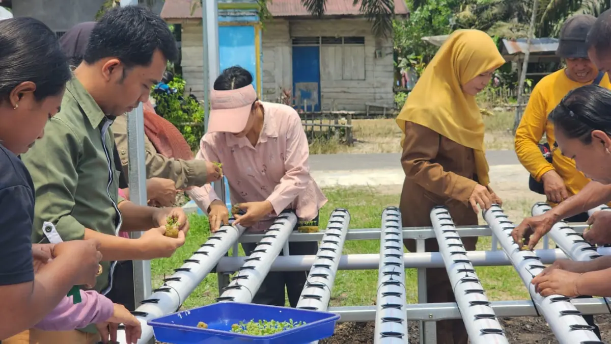 Asisten Sustainability PT GSDI, Heru Tri Oktavianto saat pelatihan hidroponik kepada para kader posyandu di Desa Sungai Bengkuang, Kecamatan Pangkalan Banteng, Kabupaten Kobar, Kalteng. (dok.PT GSDI/Radar Sampit)