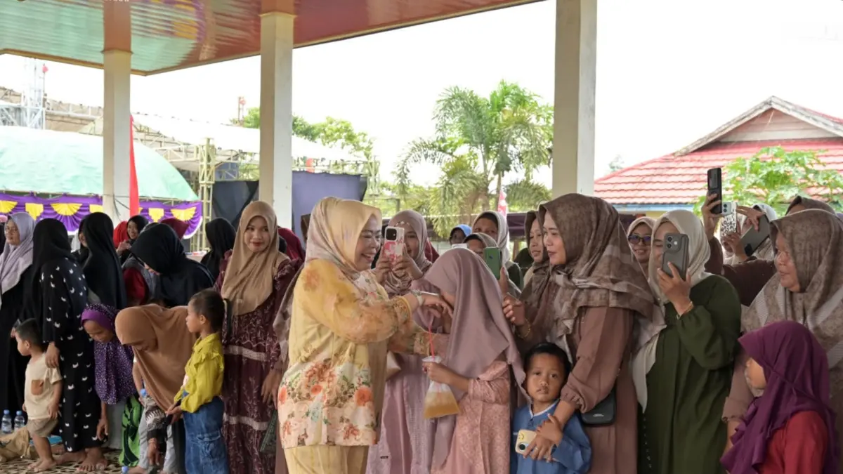 Bupati Kotawaringin Barat Hj Nurhidayah menyapa warga Despot Kecamatan Kotawaringin Lama pada acara Bersih Desa.&nbsp;