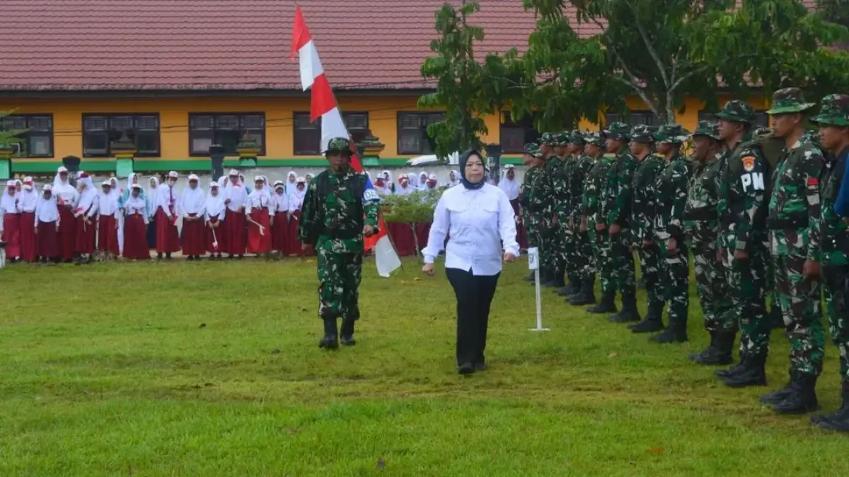 Bupati Kotawaringin Barat saat pengecekan pasukan pada upacara pembukaan TMMD ke 128 Kodim 1014 Pangkalan Bun. 