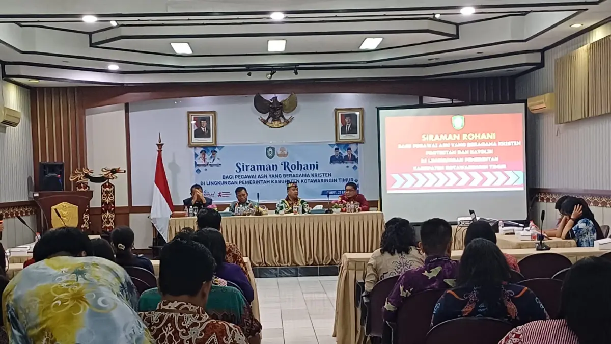 Kegiatan siraman rohani bagi ASN beragama Kristen di lingkungan Pemkab Kotim, di Ruang Rapat Anggrek Tewu Setda Kotim, Kamis (23/4).  (Akbar/Radar Sampit)