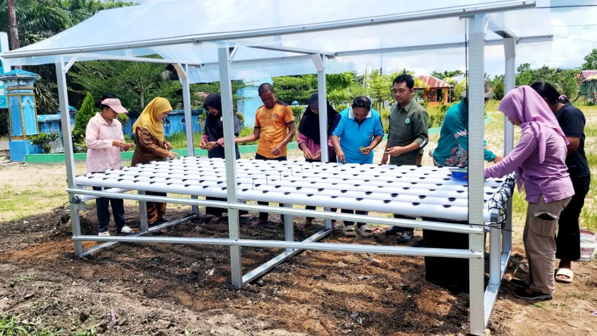 Komitmen pemberdayaan masyarakat dari PT GSDI diwujudkan melalui pelatihan dan bantuan instalasi hidroponik bagi kader posyandu di Desa Sungai Bengkuang