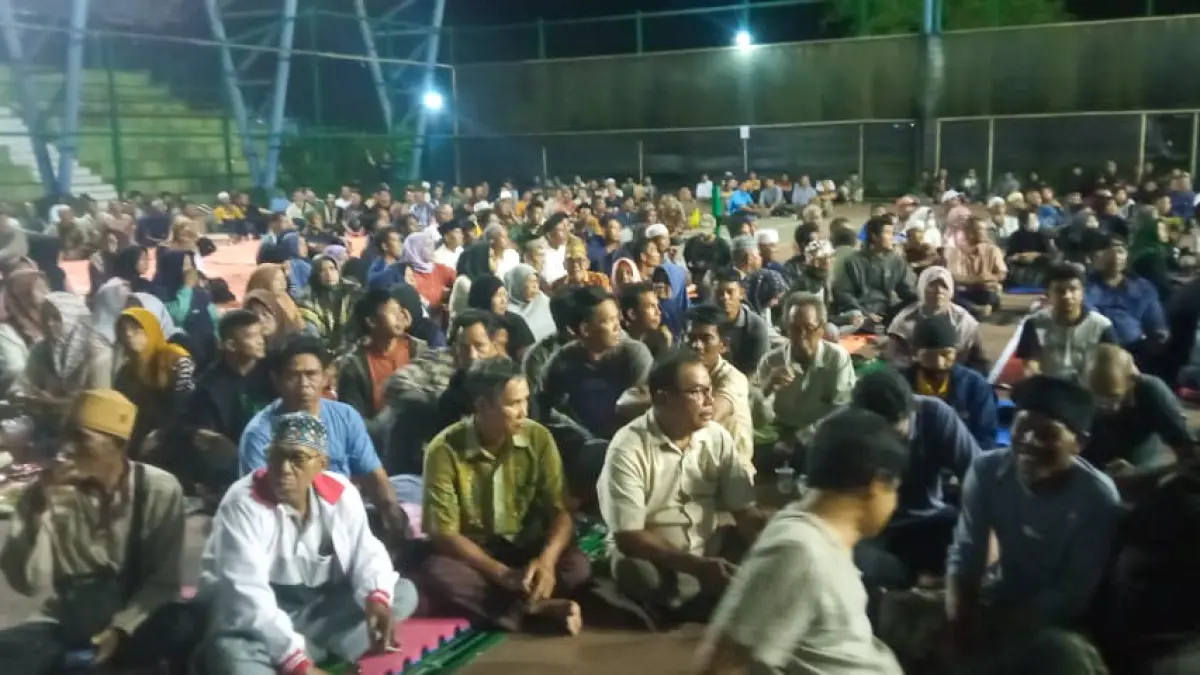 Konsolidasi ratusan anggota koperasi, tokoh daerah, dan perwakilan pemerintah daerah di GOR Indoor Tenis Meja Kuala Pembuang, Selasa (21/4) malam. (rifani/radar sampit) 