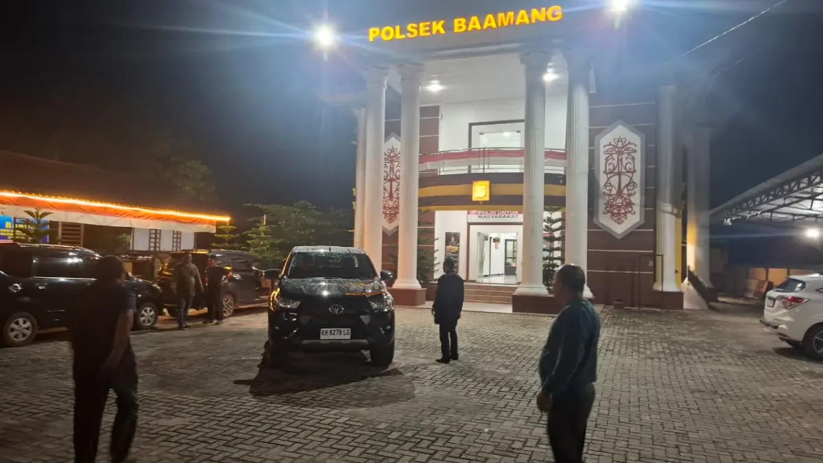 LAPOR POLISI: Pemerintah Desa Bandar Agung hingga pihak Koperasi Koperasi Harapan Makmur melapor ke Polsek Baamang, Kamis (23/4) malam. FAHRY/RADAR SAMPIT