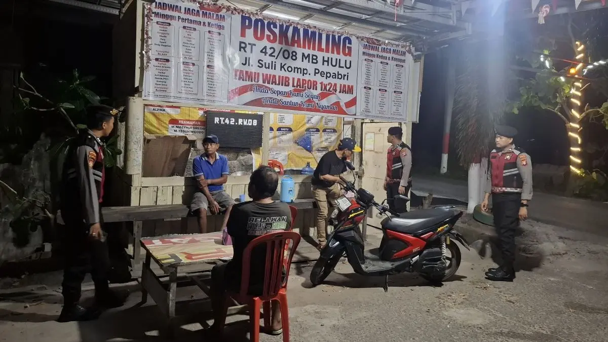 PATROLI : Personel Satuan Samapta Polres Kotim menyambangi warga Jalan Suli, Kecamatan MB Ketapang, Sampit, Rabu (22/4/2026) malam. FOTO: POLRES KOTIM/RADAR SAMPIT