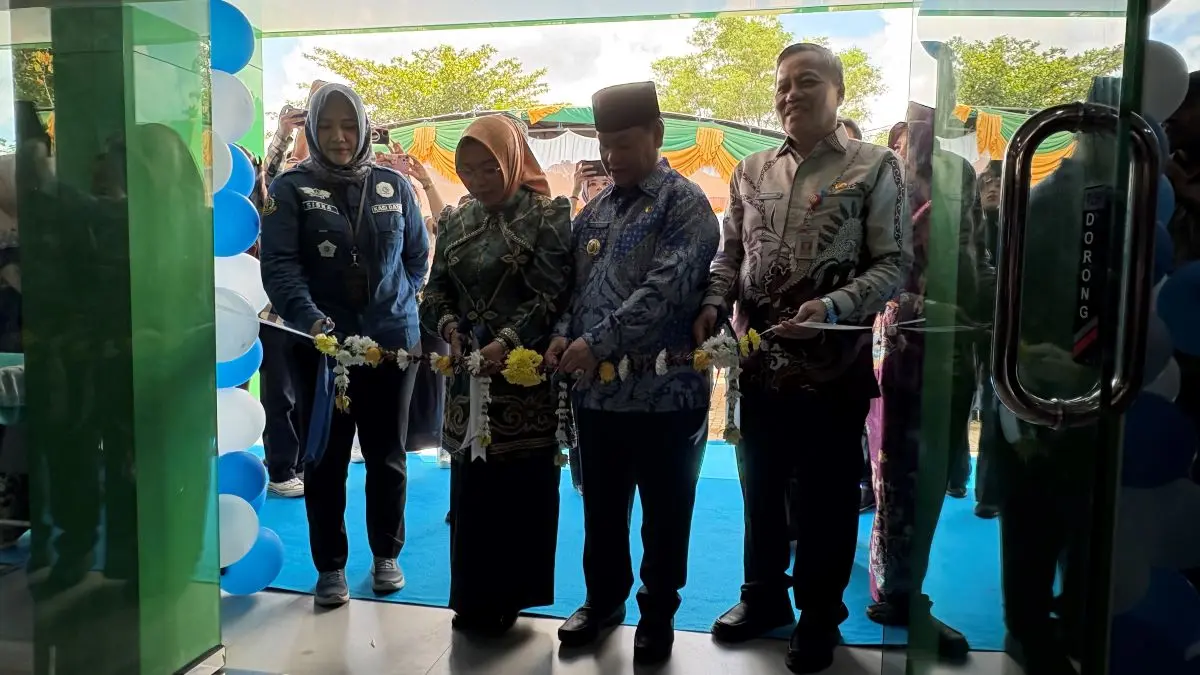 POTONG PITA: Peresmian Puskesmas Mentaya Seberang ditandai dengan pemotongan pita oleh Bupati Kotim Halikinnor didampingi Pj Sekda Kotim Umar Kaderi dan Ketua TP-PKK Kotim Khairiah Halikinnor, Kamis (23/4/2026). FOTO: YUNI/RADAR SAMPIT 
