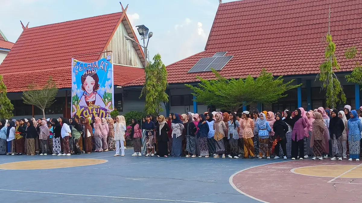 SMAN 1 Sampit melaksanakan upacara bendera dalam rangka memperingati Hari Kartini,&nbsp;
Selasa pagi (21/3/2026).&nbsp;