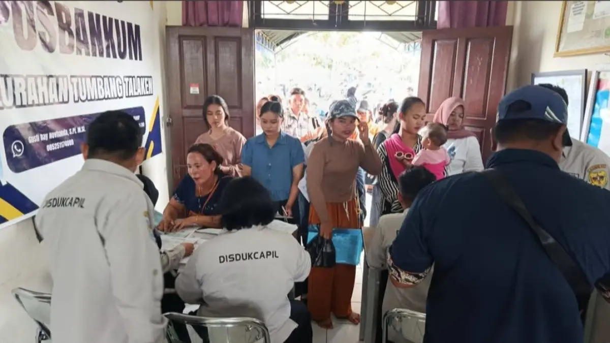 Suasana pelayanan program jebol adminduk oleh pegawai disdukcapil, di Kantor Kelurahan Tumbang Talaken, Kecamatan Manuhing, pekan lalu. (disdukcapil gumas)