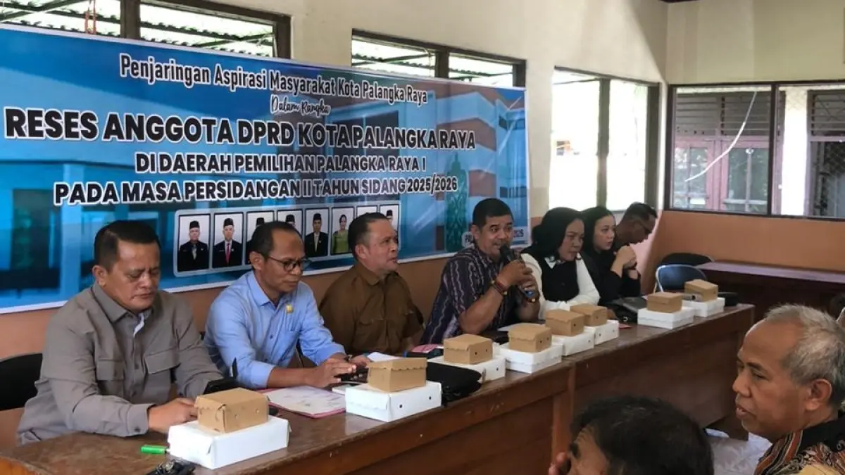Wakil Ketua Komisi I DPRD Kota Palangka Raya Syufwan Hadi (dua dari kiri) saat reses ke Kelurahan Petuk Bukit beberapa waktu lalu.(istimewa)