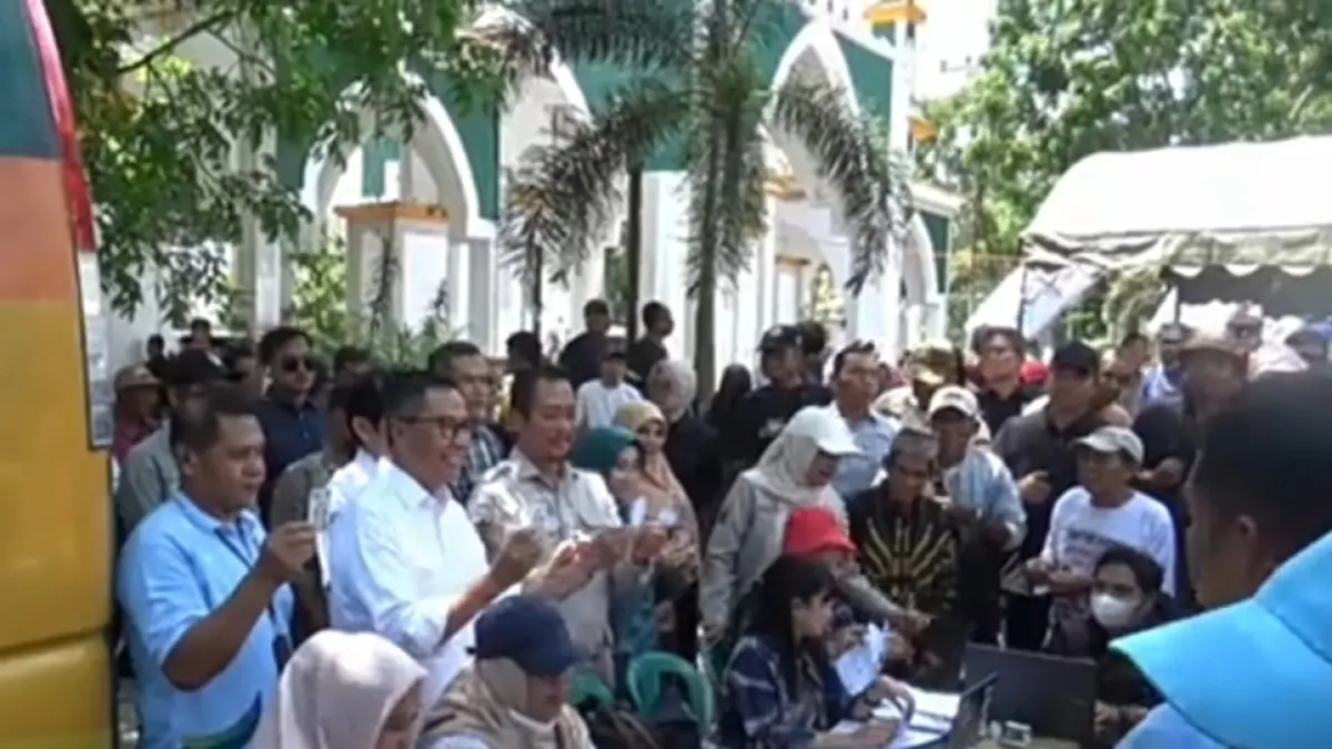 Bupati Sukamara Masduki saat menyalurkan bantuan KHBS beberapa waktu lalu. (fauziannur/radar sampit) 