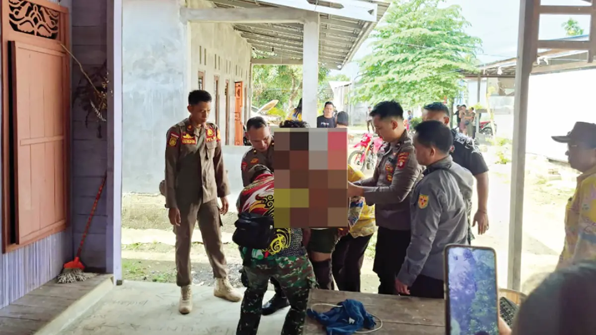 EVAKUASI : Suasana proses evakuasi ODGJ di Jalan Hentak, Kelurahan Tewah, Kecamatan Tewah, Gunung Mas, Kamis (23/4/2026). FOTO : POLSEK TEWAH/RADAR SAMPIT