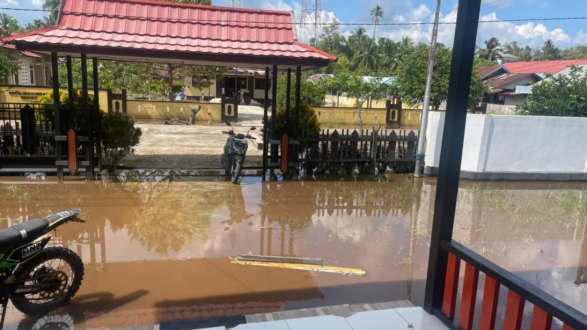 Genangan air merendam areal perkantoran Kecamatan Pulau Hanaut, Kabupaten Kotawaringin Timur. (Camat Pulau Hanaut)