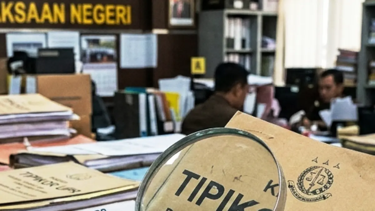 Ilustrasi penyidikan aparat hukum atas dugaan tipikor di tubuh Pascasarjana UPR, yang masih berjalan. (AI)