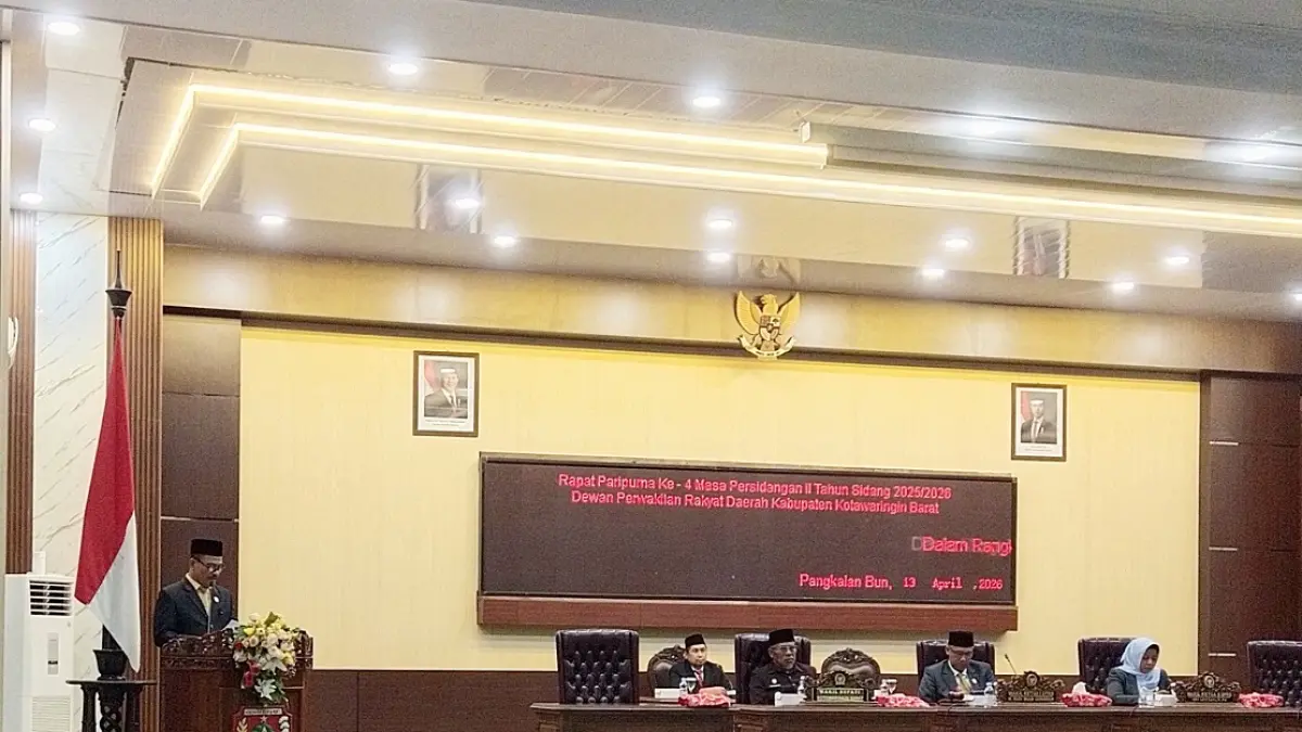 Muhammad Syamsuri membacakan rekomendasi DPRD Kobar pada rapat paripurna.  (syamsudin/radar sampit) 

