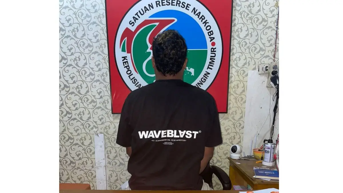 NARKOBA: Pelaku AP (30) bersama barang bukti diamankan di Mapolres Kotim. FOTO: IST/RADAR SAMPIT 