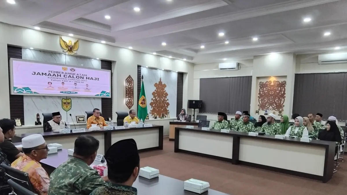 Sejumlah pihak terkait memberi arahan kepada jemaah calon haji dari Kabupaten Gumas sebelum pemberangkatan, di ruang rapat lantai 1 kantor bupati setempat, Kamis (23/4). (arham/radarsampit)