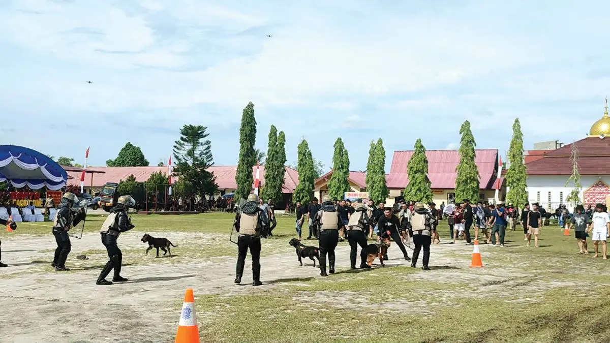 SIMULASI: Polda Kalteng mengerahkan tim K9 atau unit khusus di bawah Direktorat Samapta atau Polsatwa (Kepolisian Satwa) yang menggunakan anjing pelacak terlatih menghalau aksi massa. FOTO DODI RADAR SAMPIT