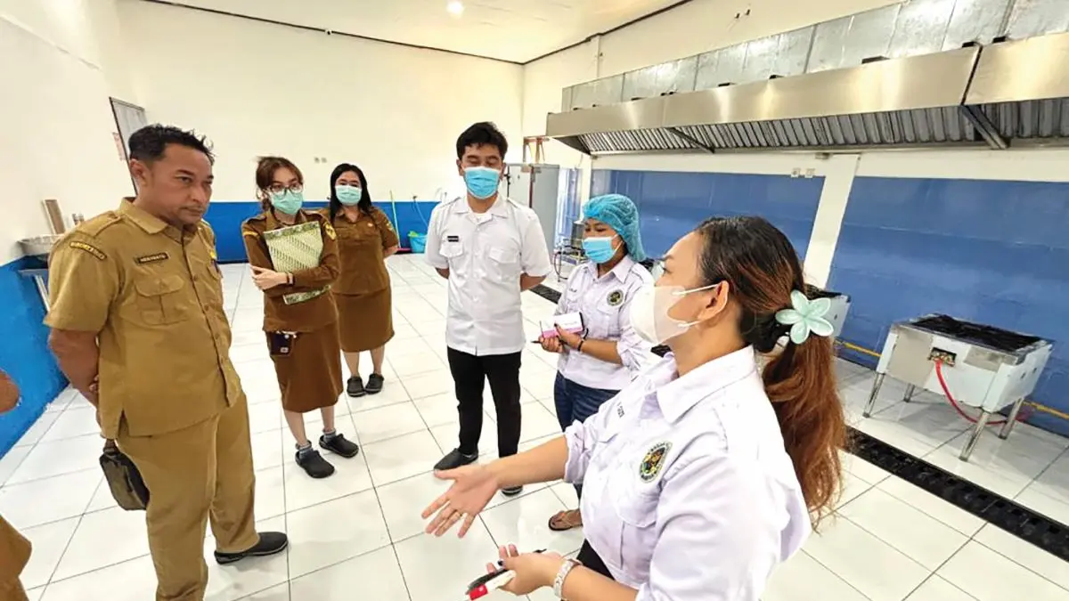 SPPG : Suasana monitoring dan inspeksi kesehatan di dapur SPPG Kemala Presisi Polres Gumas, di Desa Tumbang Empas, Kecamatan Mihing Raya, pekan lalu. FOTO : DINKES GUMAS/RADAR SAMPIT